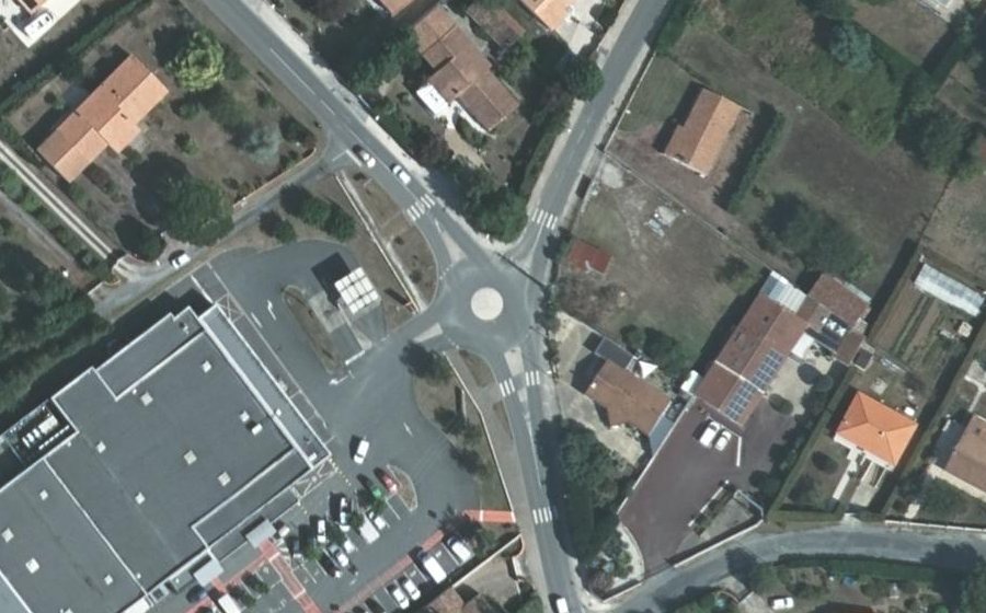 Vue aérienne du Rond-point anonyme n°279646607