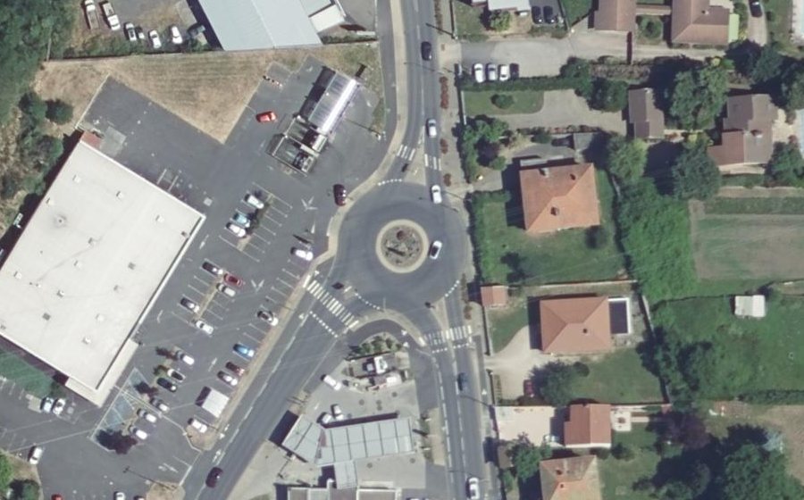 Vue aérienne du Rond-point anonyme n°279734526