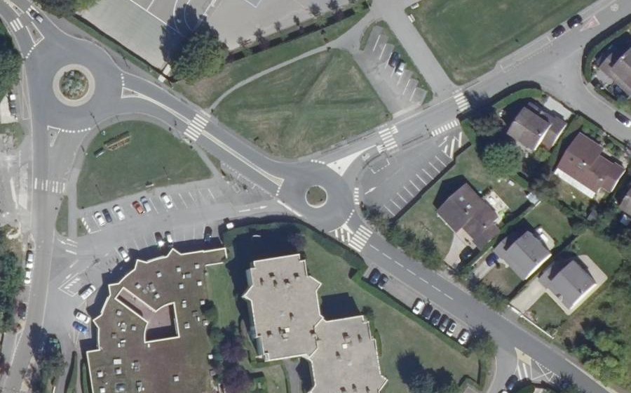 Vue aérienne du Rond-point anonyme n°27992725