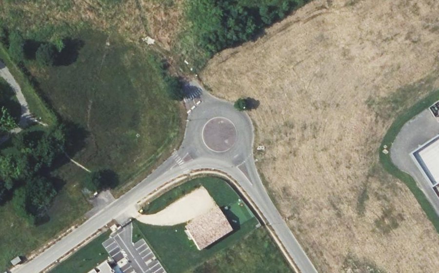 Vue aérienne du Rond-point anonyme n°279949137