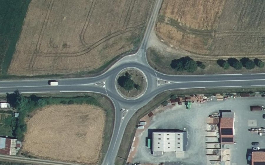 Vue aérienne du Rond-point anonyme n°279956290