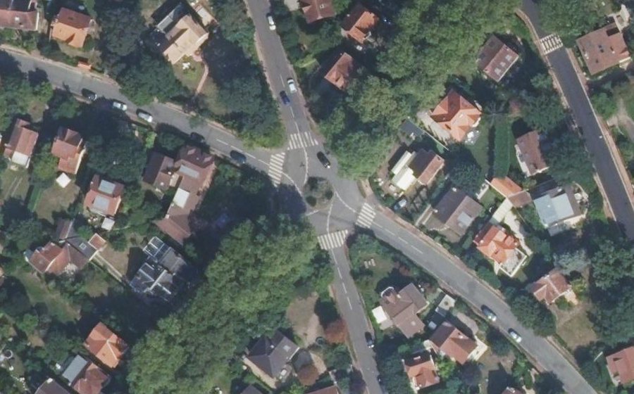 Vue aérienne du Rond-point anonyme n°27997559