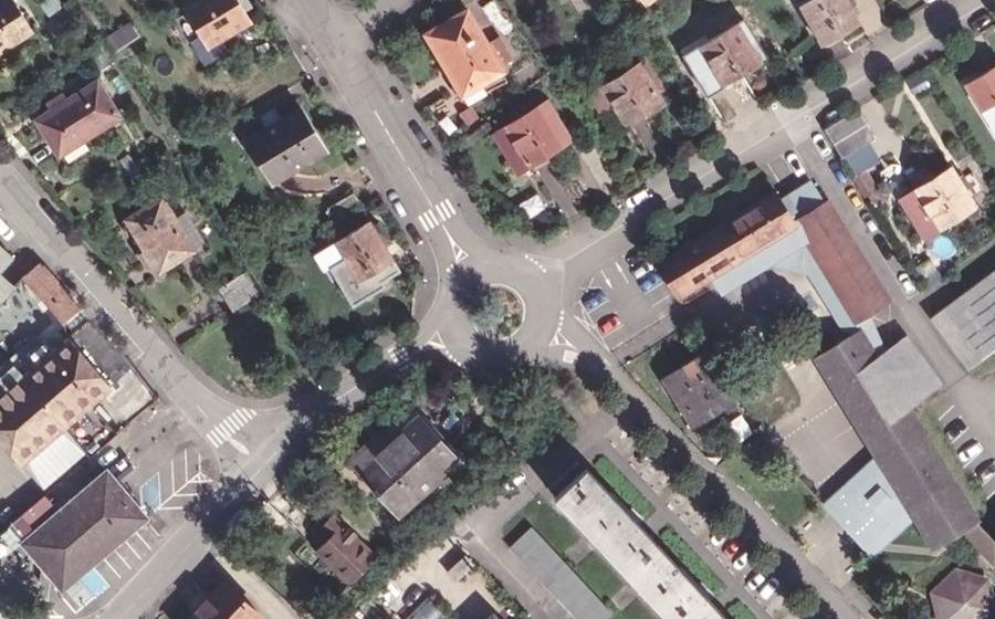 Vue aérienne du Rond-point anonyme n°279984170