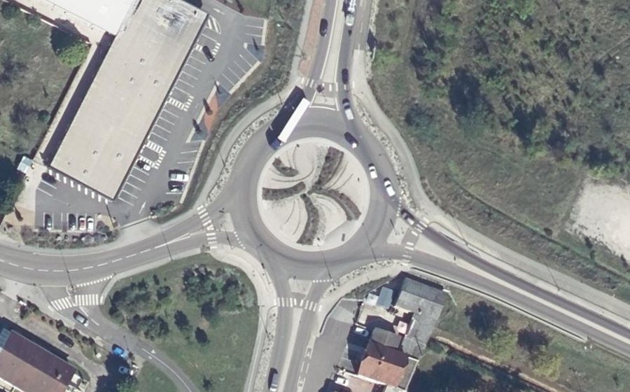 Vue aérienne du Rond-point anonyme n°280029704