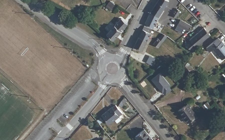 Vue aérienne du Rond-point anonyme n°280264771