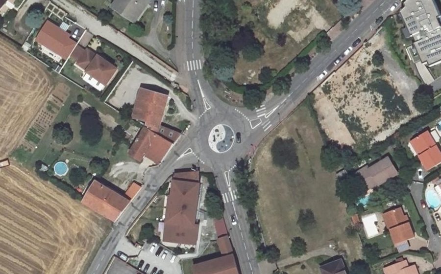 Vue aérienne du Rond-point anonyme n°28033463