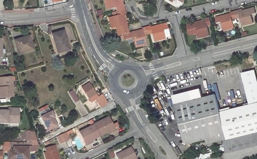 Vue aérienne du Rond-point anonyme n°28033474
