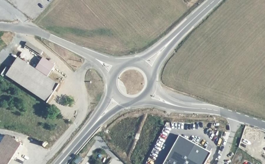 Vue aérienne du Rond-point anonyme n°280351153