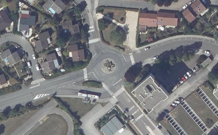 Vue aérienne du Rond-point anonyme n°280408576