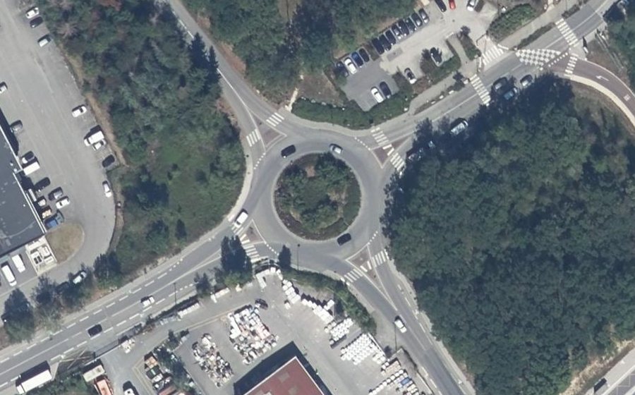 Vue aérienne du Rond-point anonyme n°28043736