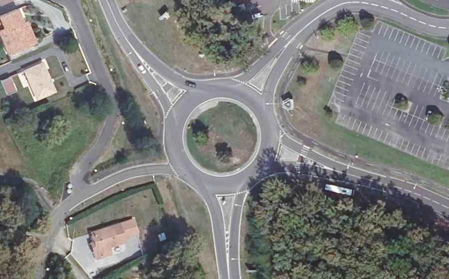 Vue aérienne du Rond-point anonyme n°280442140