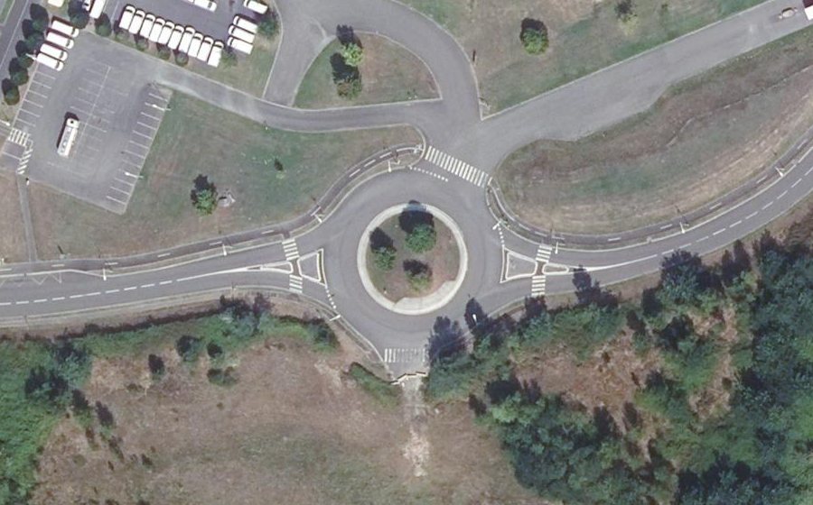 Vue aérienne du Rond-point anonyme n°280442672