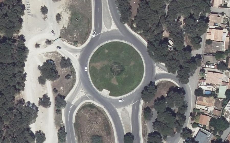 Vue aérienne du Rond-point anonyme n°28049313