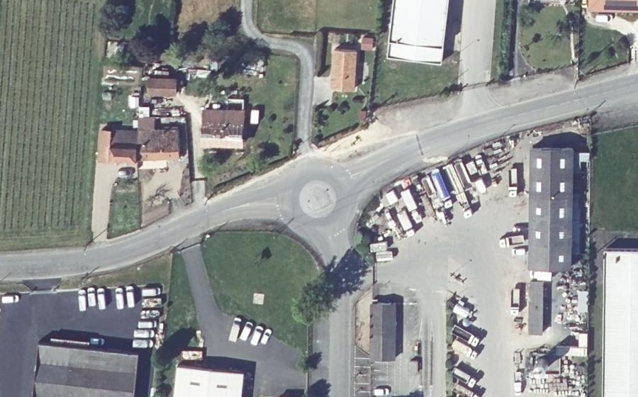 Vue aérienne du Rond-point anonyme n°28049730