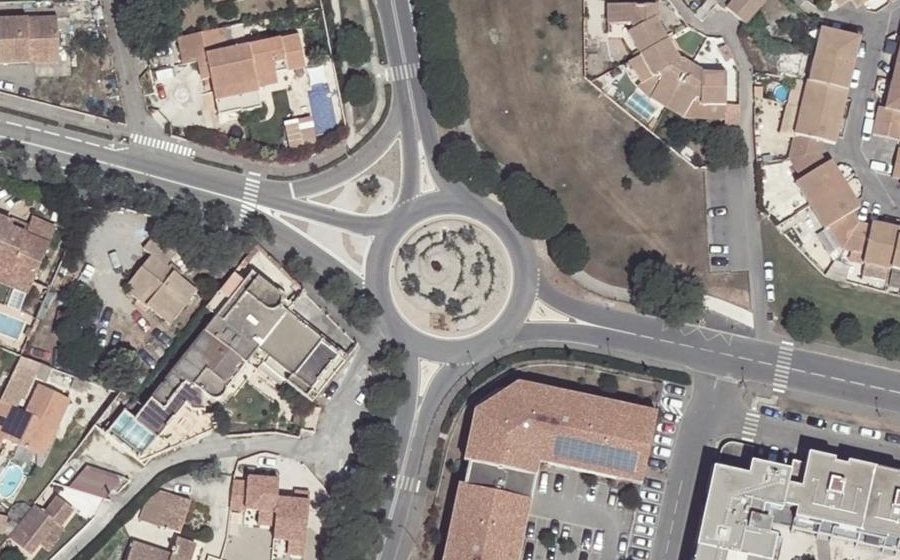 Vue aérienne du Rond-point anonyme n°28051076