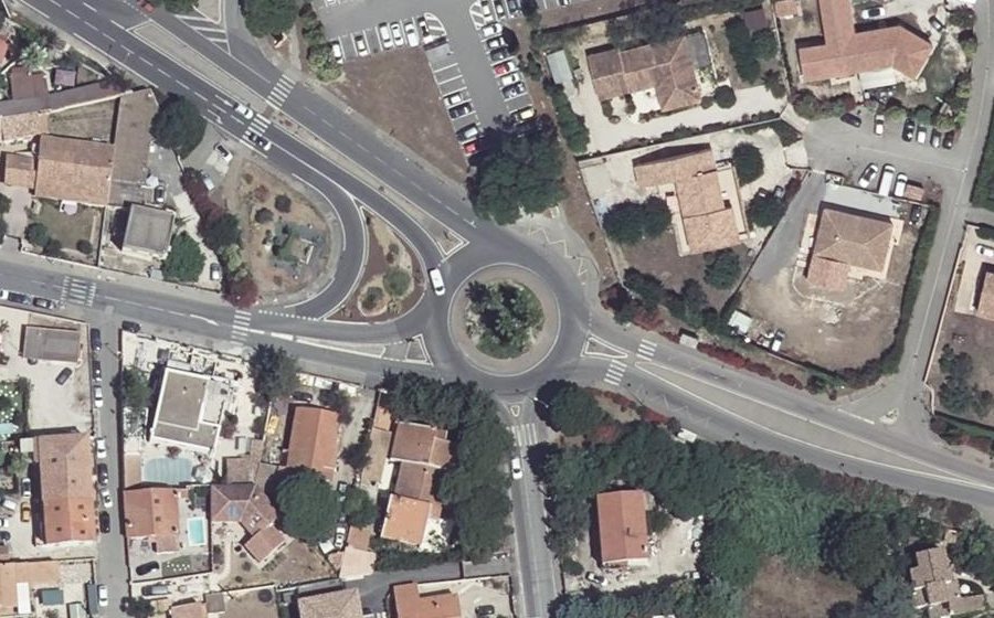 Vue aérienne du Rond-point anonyme n°28051088