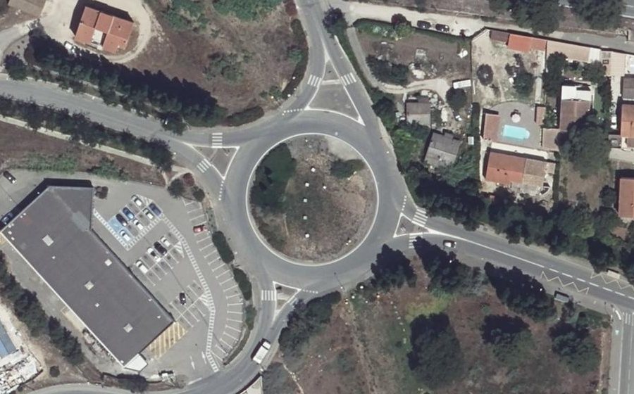 Vue aérienne du Rond-point anonyme n°28051097