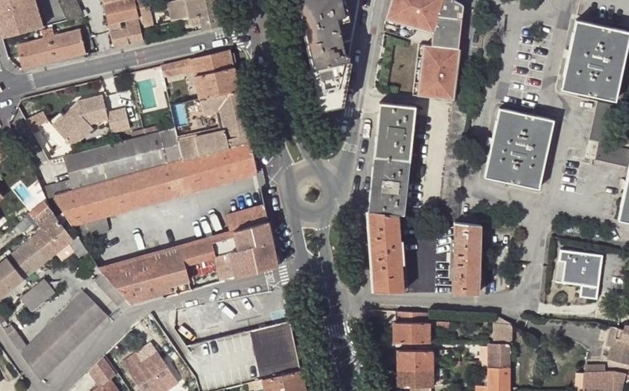 Vue aérienne du Rond-point anonyme n°28058438
