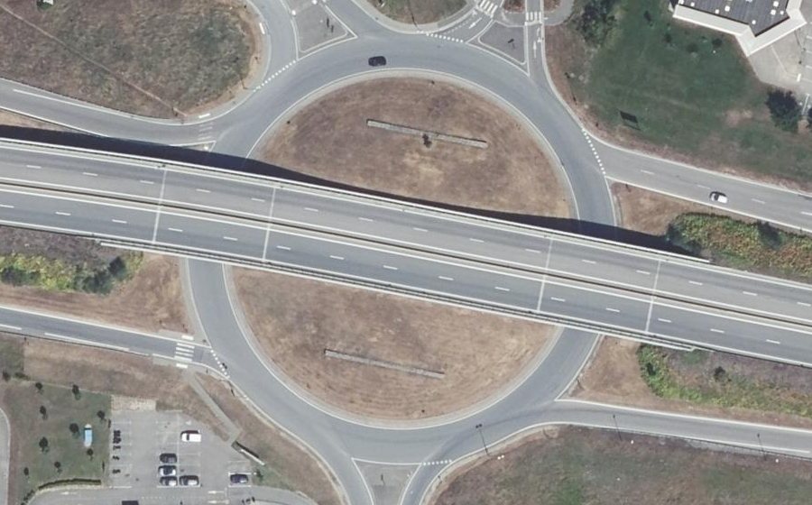 Vue aérienne du Rond-point anonyme n°280656049