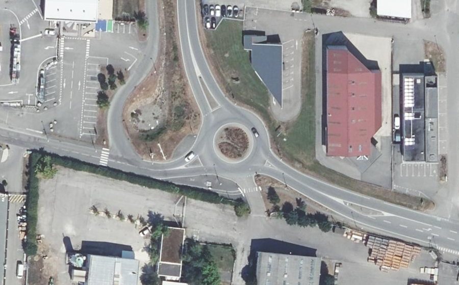 Vue aérienne du Rond-point anonyme n°280656055