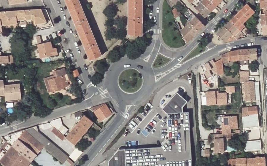Vue aérienne du Rond-point anonyme n°28067323