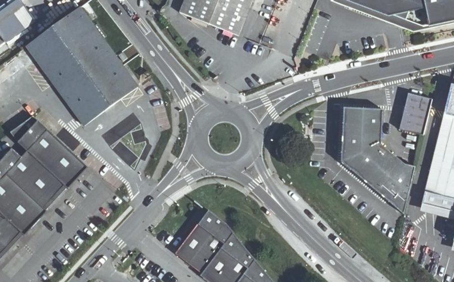 Vue aérienne du Rond-point anonyme n°280678192