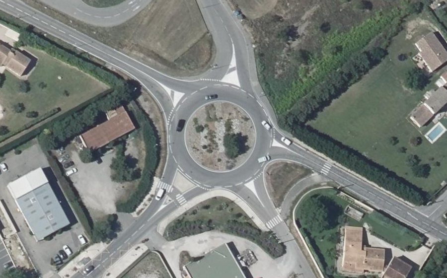 Vue aérienne du Rond-point anonyme n°28071943