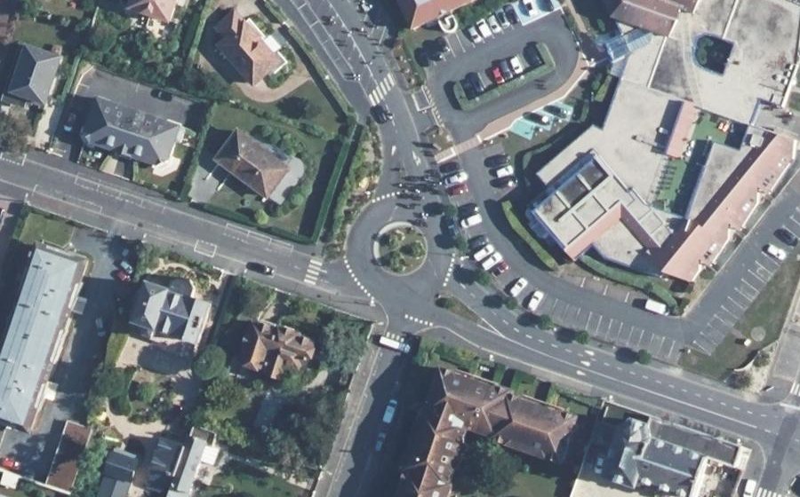 Vue aérienne du Rond-point anonyme n°280726175