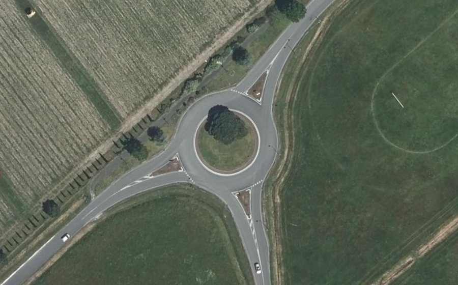 Vue aérienne du Rond-point anonyme n°28075690