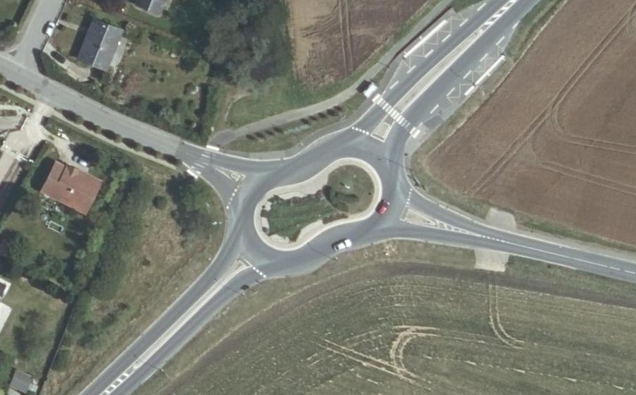 Vue aérienne du Rond-point anonyme n°280775549