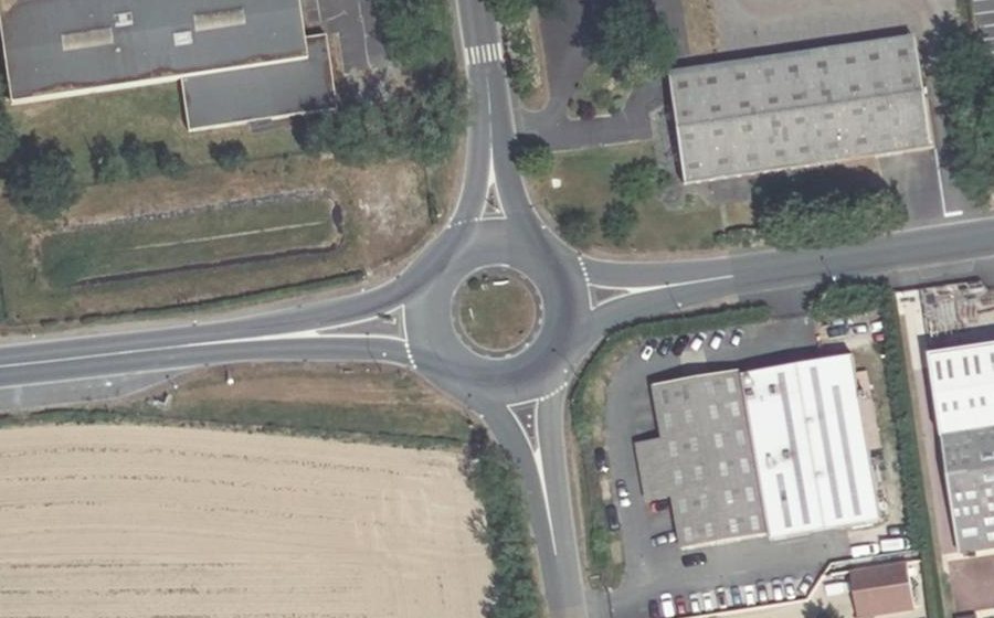 Vue aérienne du Rond-point anonyme n°280779915