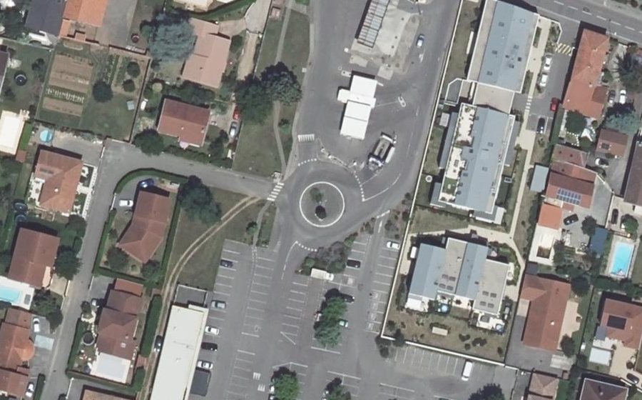 Vue aérienne du Rond-point anonyme n°280856362