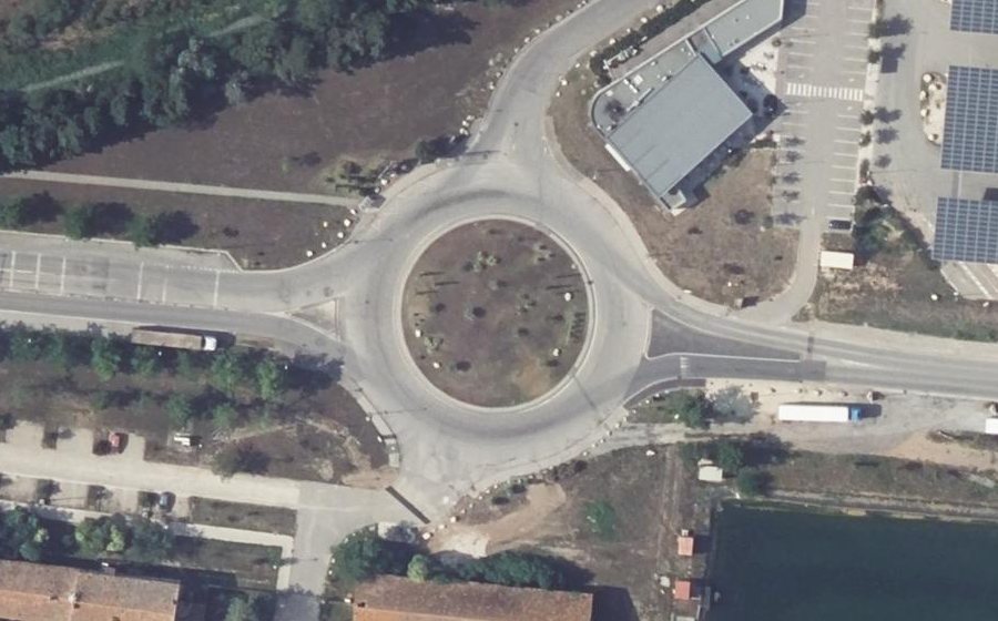 Vue aérienne du Rond-point anonyme n°28086912