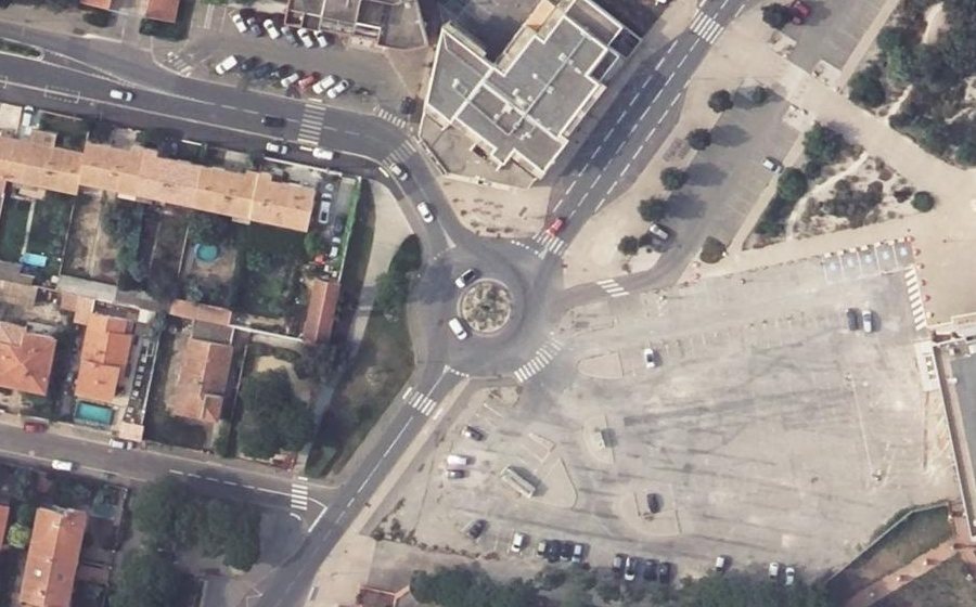 Vue aérienne du Rond-point anonyme n°28087076