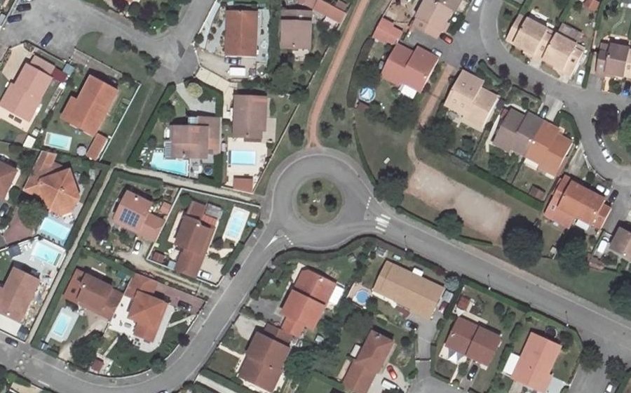 Vue aérienne du Rond-point anonyme n°280874324