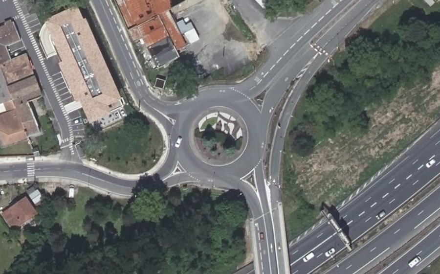 Vue aérienne du Rond-point anonyme n°28087836