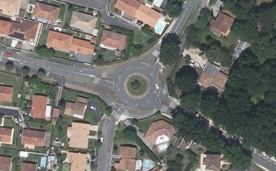 Vue aérienne du Rond-point anonyme n°28087840
