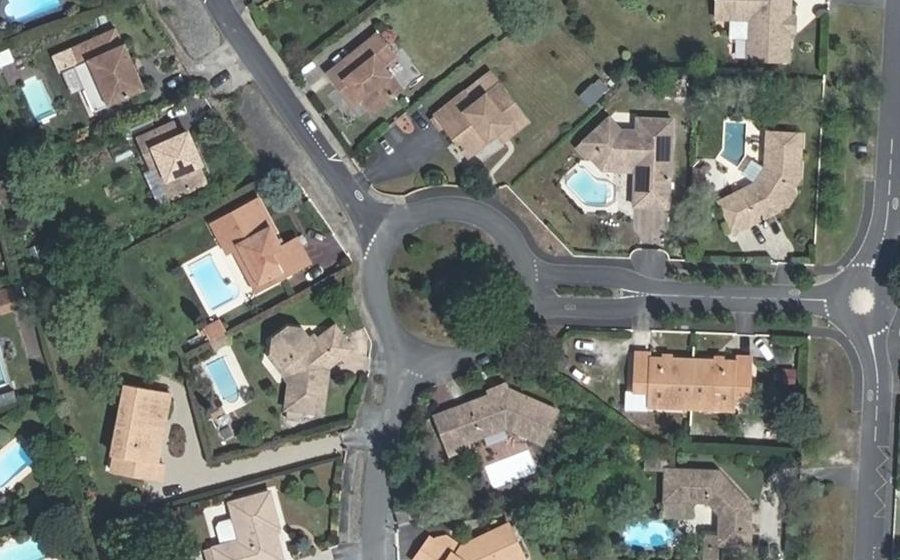 Vue aérienne du Rond-point anonyme n°28087922