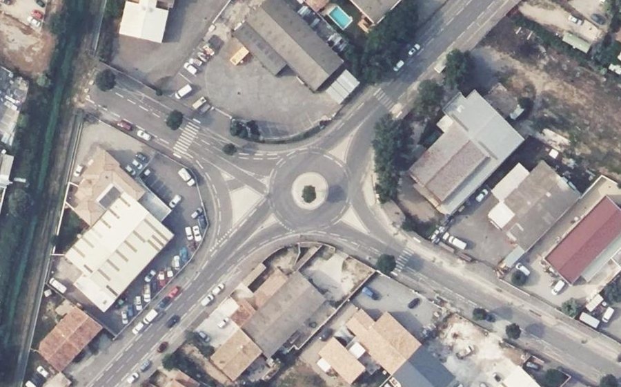 Vue aérienne du Rond-point anonyme n°28088196