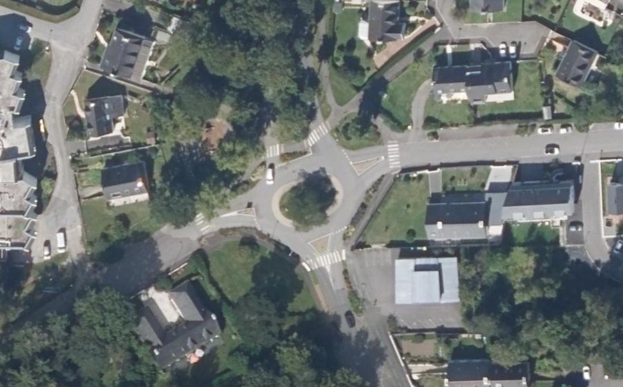 Vue aérienne du Rond-point anonyme n°28090398