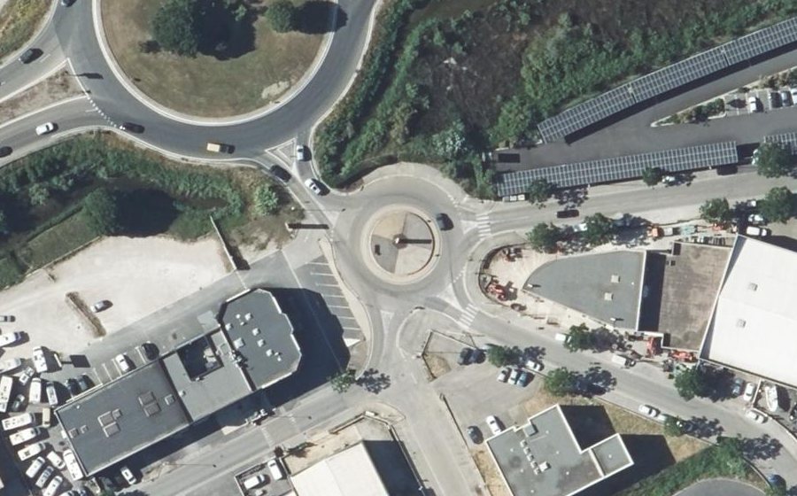 Vue aérienne du Rond-point anonyme n°280922258