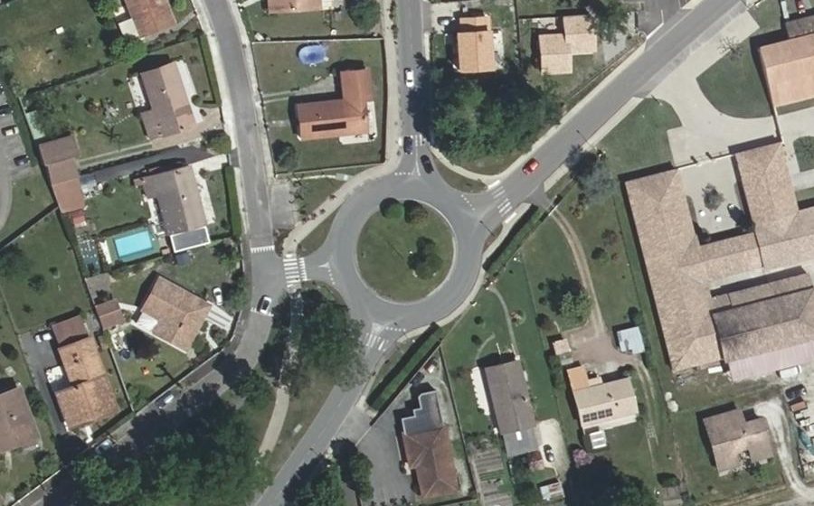 Vue aérienne du Rond-point anonyme n°28095324