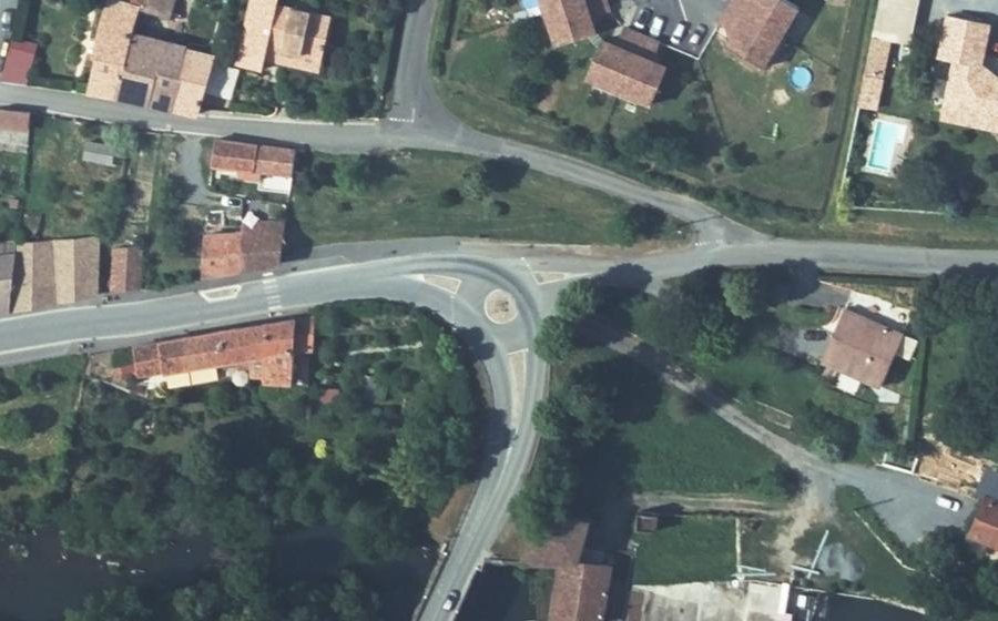 Vue aérienne du Rond-point anonyme n°280957317