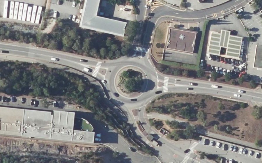 Vue aérienne du Rond-point anonyme n°280971794