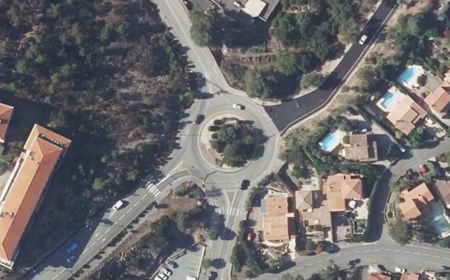 Vue aérienne du Rond-point anonyme n°280975242