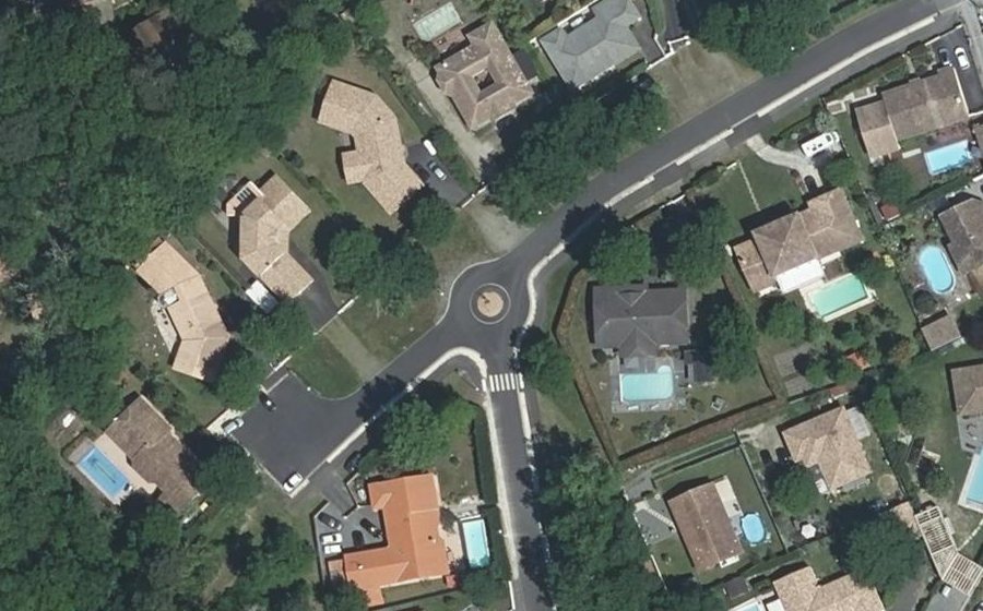 Vue aérienne du Rond-point anonyme n°28105278