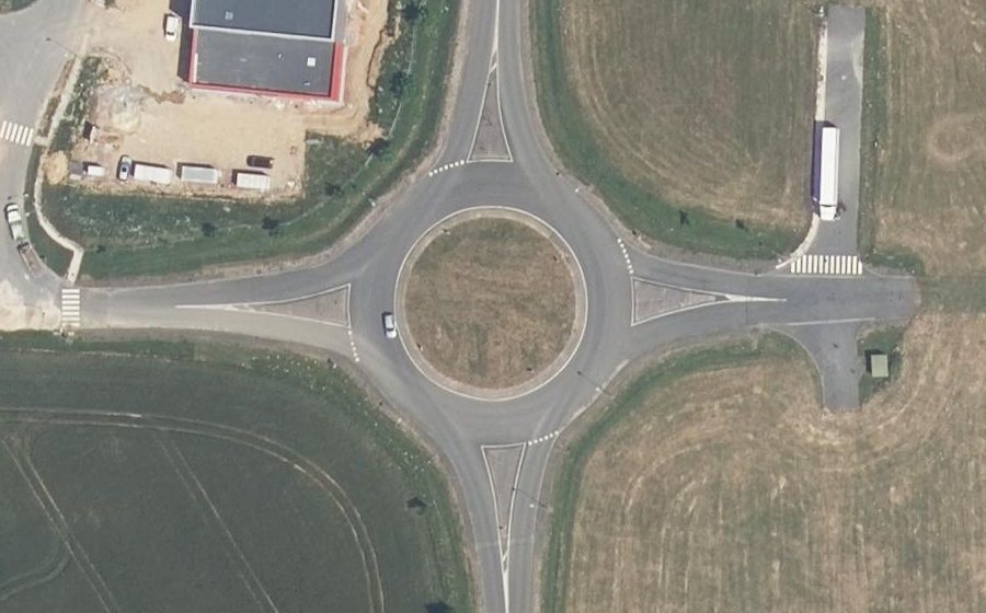 Vue aérienne du Rond-point anonyme n°281057691