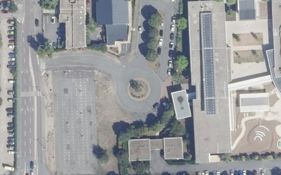 Vue aérienne du Rond-point anonyme n°281075122