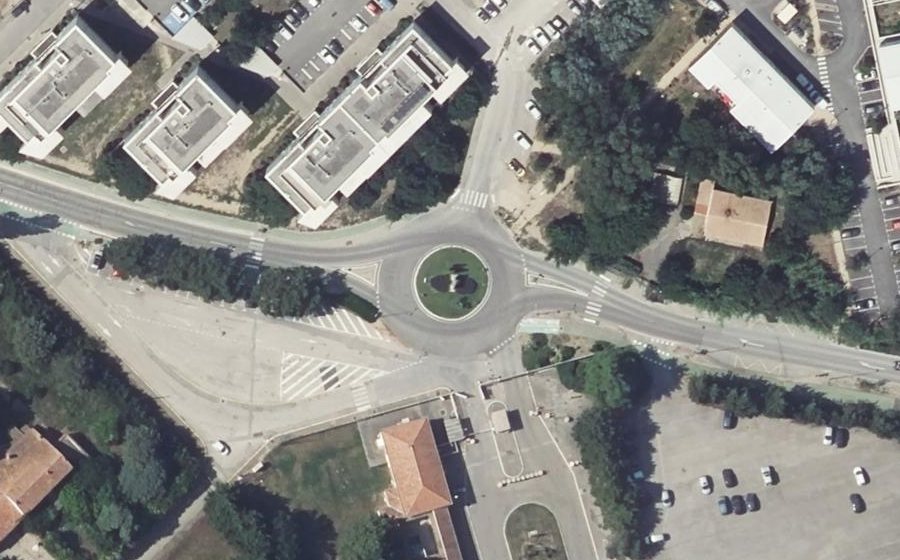 Vue aérienne du Rond-point anonyme n°28110352