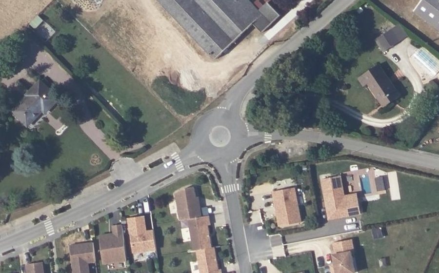 Vue aérienne du Rond-point anonyme n°281155750